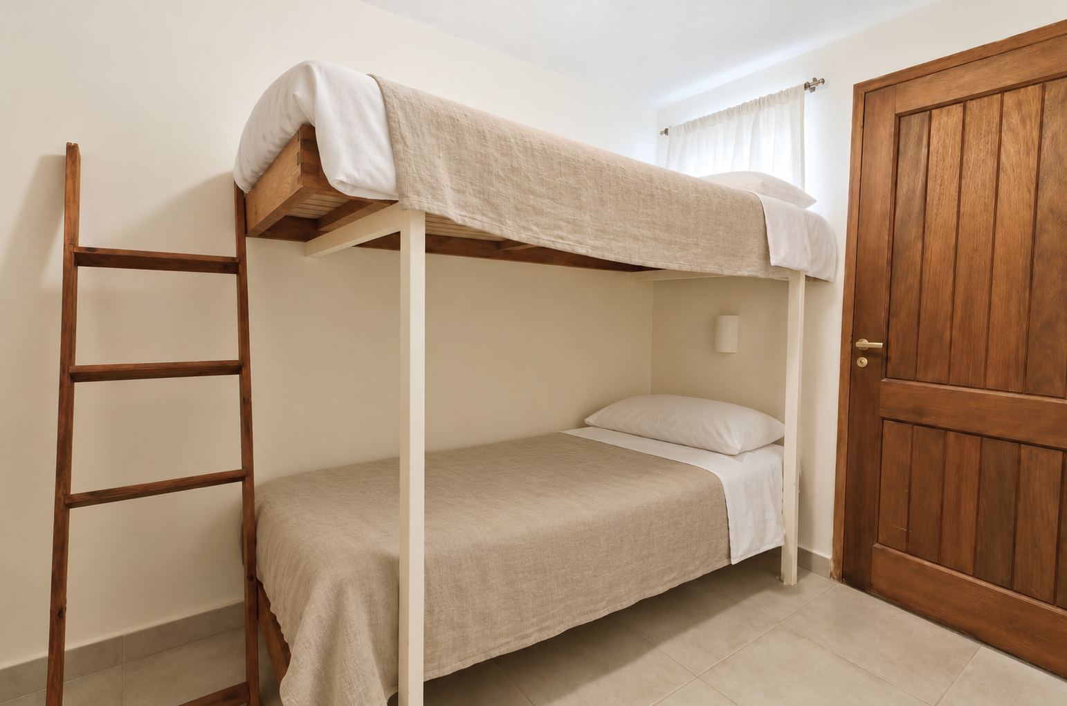 Segundo dormitorio con cuchetas de madera